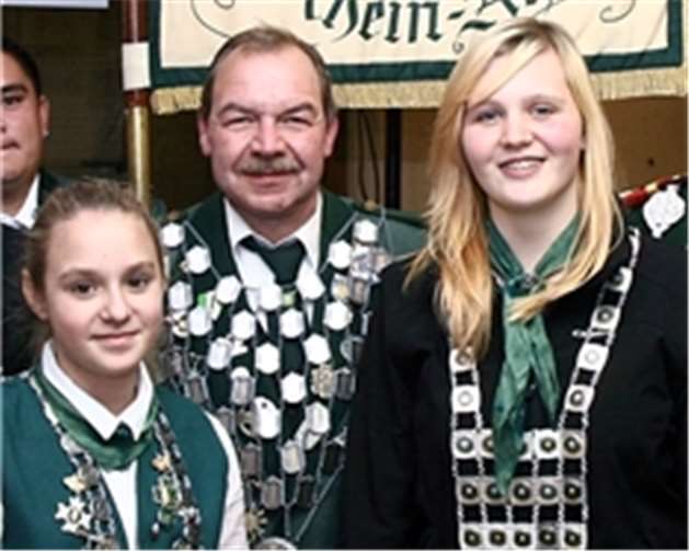 Schülerprinzessin Katharina Zimperfeld (Remagen), Bezirkskönig Roland Wichterich (Königsfeld) und Jungschützenprinzessin Jacqueline Ockenfels (Heimersheim). Foto: Privat