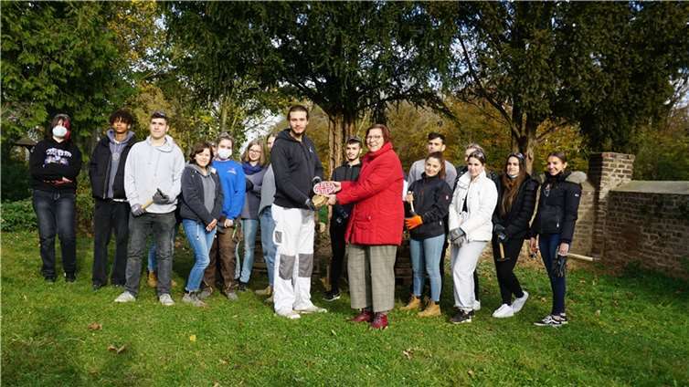Schülerrinnen und Schüler helfen auf dem Friedhof in Miel.Foto: privat