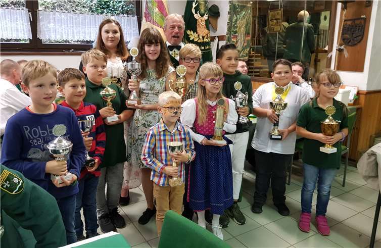 Schülerschütze Johannes Bucher belegte beim Lasergewehr-Freihand den ersten Platz und wurde mit einem großen Pokal geehrt.Fotos: privat