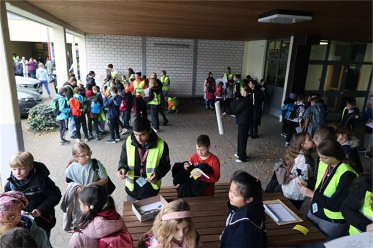 Schülerscouts führten die Viertklässler durch die Schule.  Fotos: privat