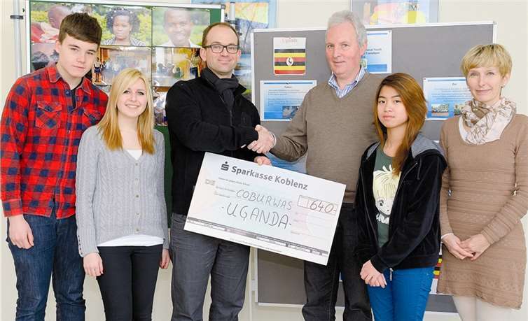 Schülersprecher Steven Hofmann und Monika Kuschnir, Christoph Schäper, Joachim Schmitz (Schulleiter), My-Yan Le und Nicole Weiß-Urbach (Lehrerin) (v.li.). privat