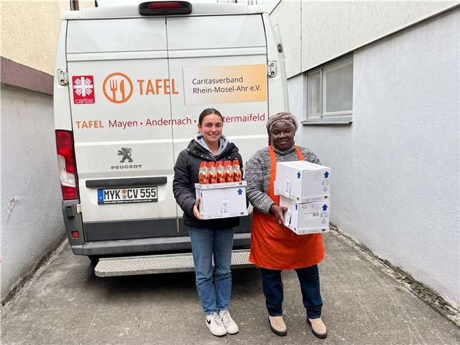 Schülersprecherin Alexandra Bethge brachte 4 Kartons mit Schoko-Nikoläusen einer Mitarbeiterin der Andernacher Tafel.  Foto: privat