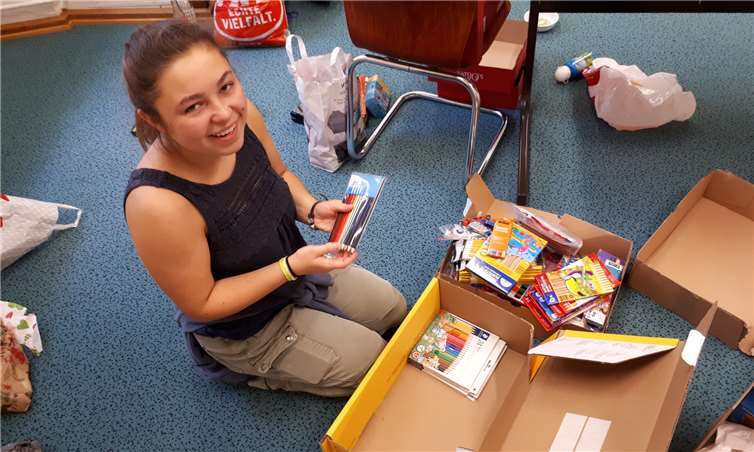 Schülersprecherin Paula Hoffmann (MSS 11) beim Verpacken einer Spendensendung.