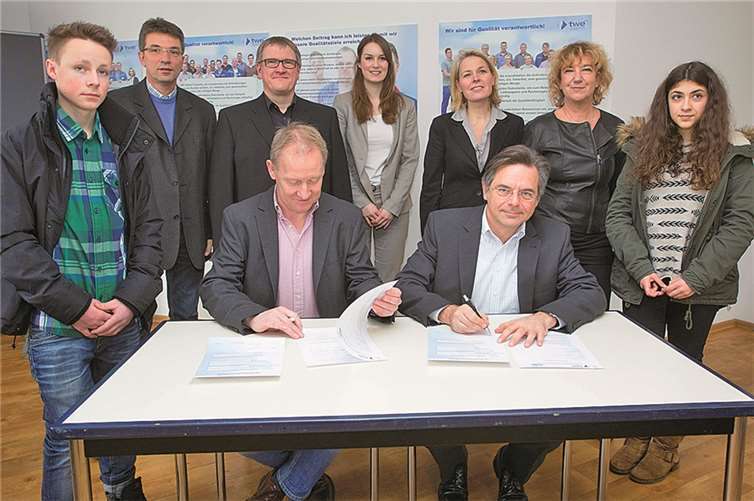 Schülervertreter Yannik, Stefan Hoben (Leiter technischer Service TWE), Thomas Kroll (2. Konrektor, stehend), Hartmut Schiemann (Schulleiter, sitzend), Sabine Mesletzky (IHK Koblenz), Verena Sühling (Personalleiterin TWE, stehend), Martin Grossmann (Werksleiter TWE, sitzend), Stefanie Klör (Vertreterin Arbeitskreis Schule-Wirtschaft Asbach), Schülervertreterin Maja.WT