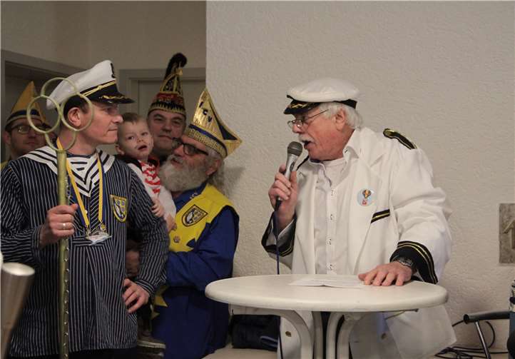 Schüsselübergabe des Bürgermeisters Dieter Görg an Alex Patzig. Fotos: MFU