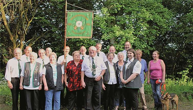 Schützen der SG Niederbieber 1924 e.V. mit ihrem König Helmut Hammes und Gattin Karin.  Privat