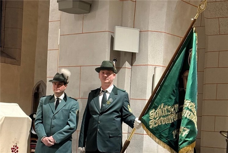 Schützen der Schützengesellschaft St. Sebastianus Montabaur bei der traditionellen Hubertusmesse in der katholischen Kirche St. Peter. 