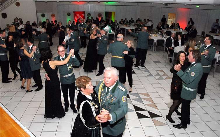 Schützen sind nicht nur treffsicher, sondern auch elegante Tänzer auf dem Parkett.