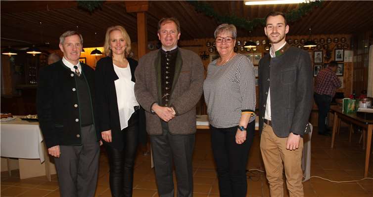 Schützen- und Narrenprominenz war in zum Familiennachmittag gekommen, v.l. Hauptmann Hans-Peter Floter, Sentiaca Dagmar I. König Stephan II., Schützenliesel Margarete Reimsbach und der Erste Vorsitzende Alexander Ody.Fotos: privat