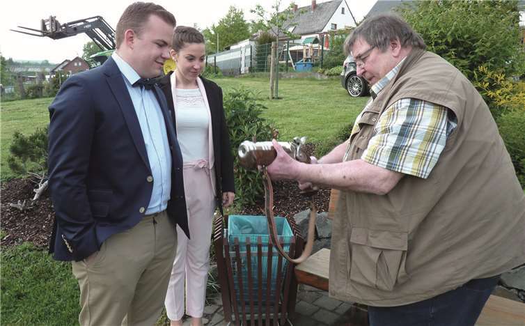 Schützenbruder Günther Müller erklärte dem Maipaar Julina Pietzak und Martin Kedak die Waffe für das Böllerschießen.