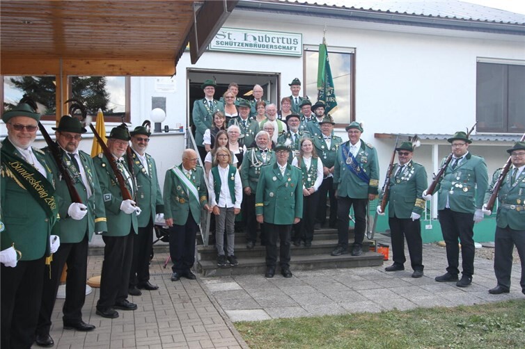 Schützenfamilie vor der Schützenhalle