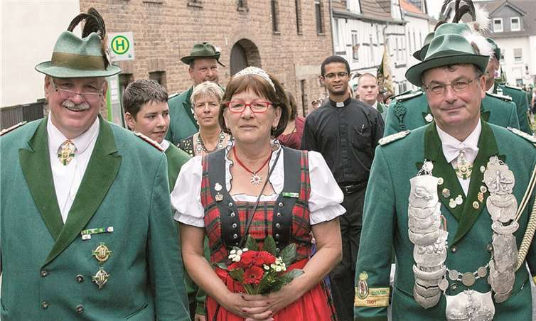Schützenkaiser Severin Schmitz (rechts) und seine Frau Luise freuen sich mit Brudermeister Thomas Köhler (links) über ein gelungenes Schützenfest der Sankt Sebastianus zu Bruderschaft Villip.VJ