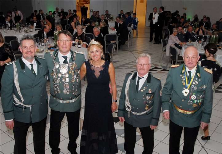 Schützenkönig Achim Jansen mit Ehefrau Heike, den beiden Rittern Ralf Blickhäuser und Gunter Weichert sowie Vereinsvorsitzendem Rudolf Schwaderlapp (rechts).Foto: KER