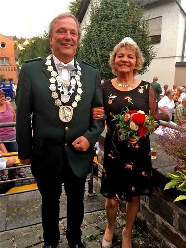 Schützenkönig: Bürgermeister Gerd Jung mit Brisa.R. Günther