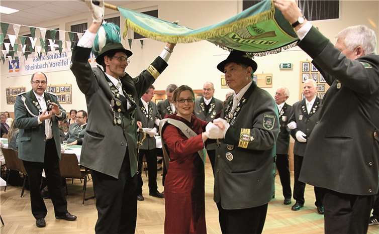 Schützenkönig Eckehard Haffner bittet die Blütenkönig 2013, Janina Durstewitz, zum ersten Tanz an diesem Abend.