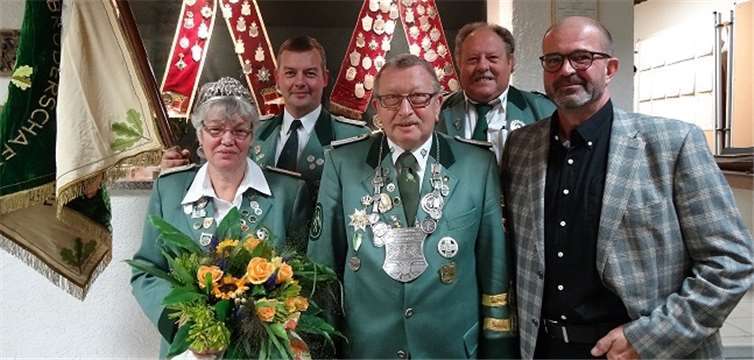 Schützenkönig Erwin Mehlem mit Königin Sieglinde, Brudermeister Rainer Doll, Fähnerich Maxim Braun sowie Ortsbürgermeister Peter Moskopp.Privat