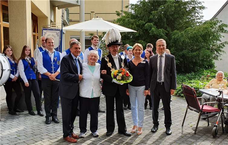 Schützenkönig Gregor Hoffmann stattete dem Johanniterhaus in Sinzig einen Besuch ab, in Begleitung von Bürgermeister Andreas Geron (re.), Ortsvorsteher Gunter Windheuser (li.) und dem Spielmannszug „Freiweg Sinzig“. Fotos: Johanniter Haus