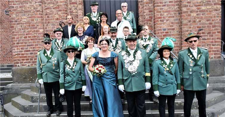Schützenkönig Hermann Esseling mit seiner Königin Therese hatten sich an der Kirche für den Vorbeimarsch aufgestellt.Fotos: EICH