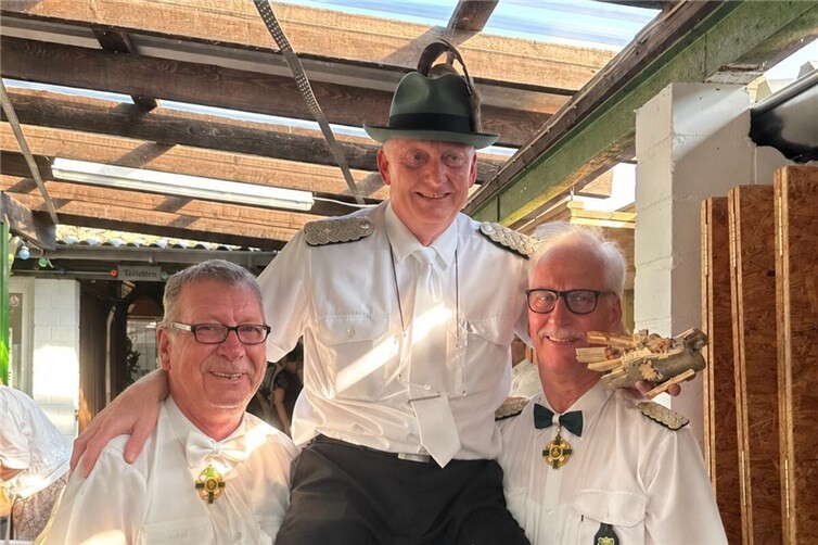 Schützenkönig Holger von Sturm wird von seinen Schützenbrüdern in die Festhalle getragen.