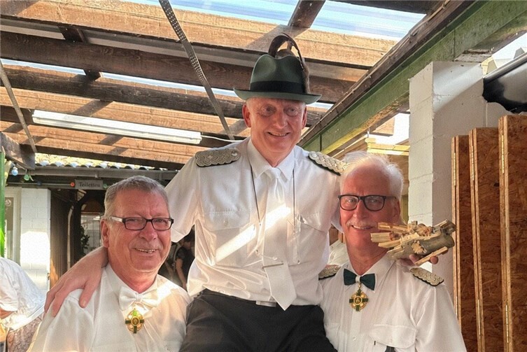 Schützenkönig Holger von Sturm wird von seinen Schützenbrüdern in die Festhalle getragen.