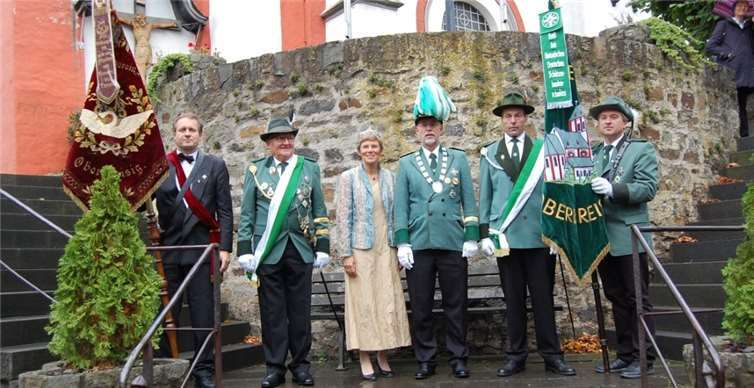Schützenkönig Hornberger nimmt die Parade ab.