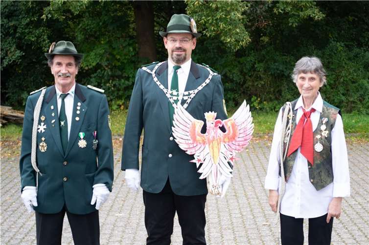Schützenkönig Jürgen Klockner (Mitte) mit 1. Ritter Peter Ulbricht (links) und 2. Begleiterin Wiltrud Schwarz (rechts). Foto: privat