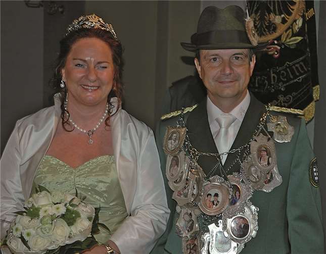 Schützenkönig Manfred Lütz trägt nun die Königskette. Weigert