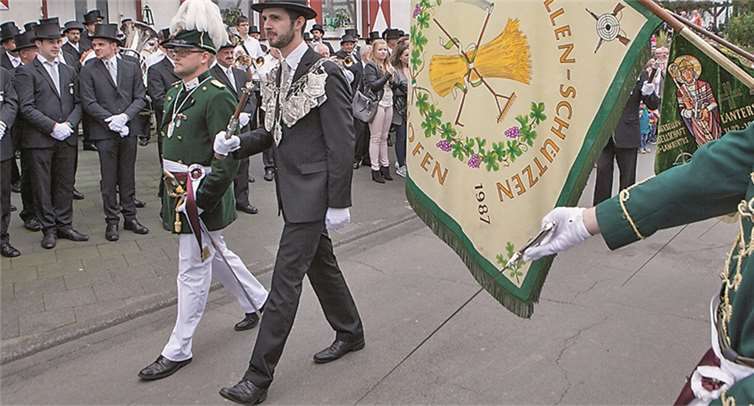Schützenkönig Marco Böhm und Hauptmann Robin Grießel marschierten am Kirmessonntag in Lantershofen am Spalier der Junggesellen-Schützen und der Bürgergesellschaft vorbei.