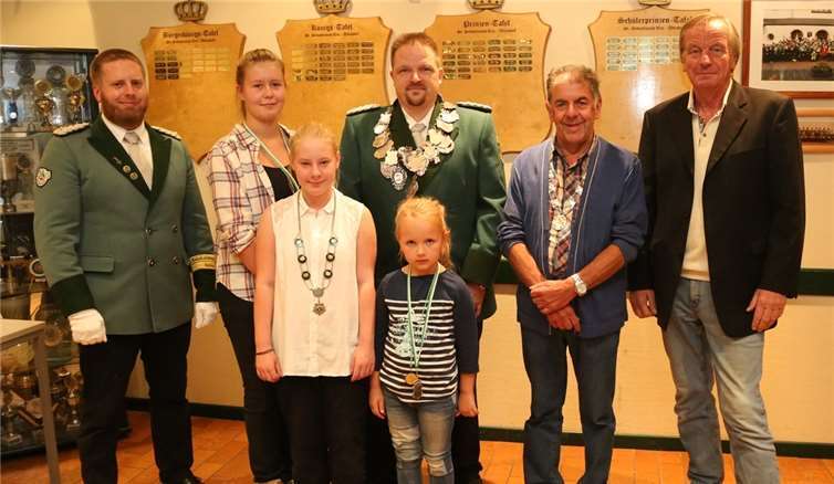 Schützenkönig Marco Klee und die neuen Majestäten mit Ortsvorsteher Ferdi Koll. -StF-