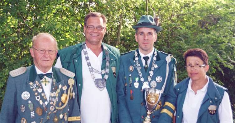 Schützenkönig Mark Sautter (2. von links) und Scheibenkönig Jörg Steffes, eingerahmt von dem ersten Brudermeister Edmund Kreten und der zweiten Brudermeisterin Christiane Ott. privat