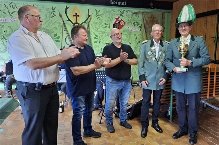 Schützenkönig Martin Braun (rechts) bei der Siegerehrung
