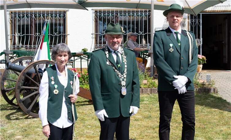 Schützenkönig Olaf Becker (Mitte) mit 1. Ritter Dirk Lüttichau (rechts) und Begleiterin Wiltrud Schwarz (links). Foto: Jörg Kamp/Schützengesellschaft St. Sebastianus Montabaur