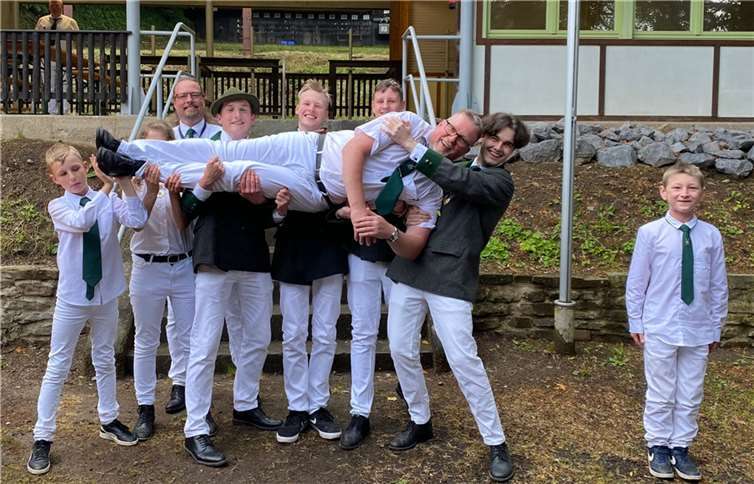 Schützenkönig Sascha Laux auf den Händen der Jugend. Fotos: privat