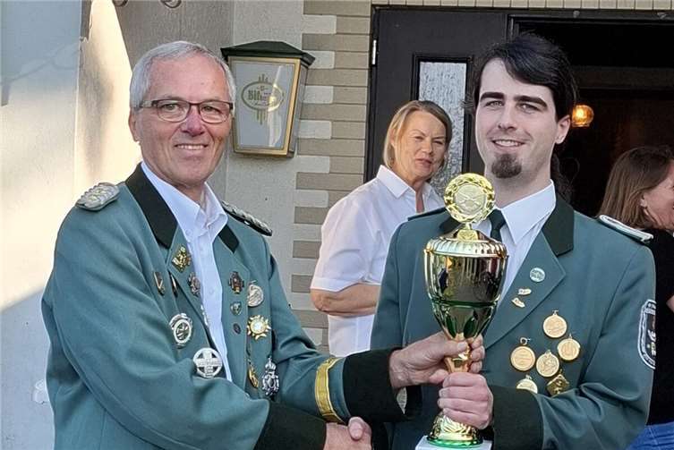 Schützenkönig Tobias Nett (rechts) bei der Siegerehrung.Foto: privat