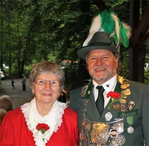 Es wurde gespeist, getrunken und gefeiert Schützenkönig Volker Lorenz und seine Mutter.