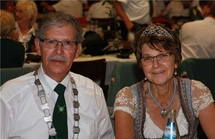 Schützenkönig Werner Eich und seine Königin Elke van Gunst freuen sich, die Nickenicher auf dem Schützenplatz begrüßen zu dürfen.privat