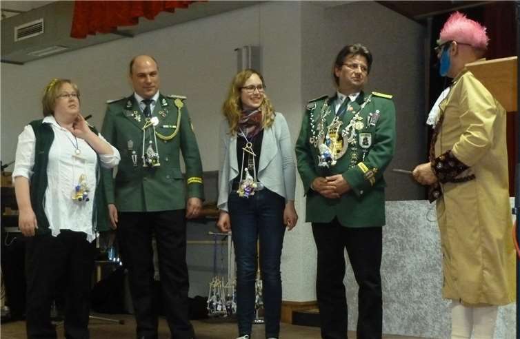 Schützenkönigin Bianca Osiecki, Bezirkskönig Christoph Nolden mit Lina und Diözesankönig Dirk Schwarz erhalten den Patronatsorden.