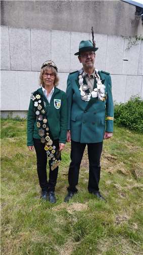 Neue Schützenkönigin in Mayen-Hausen Schützenkönigin Conny Hennerici und Scheibenkönig Leon Mühlhausen. Foto: privat