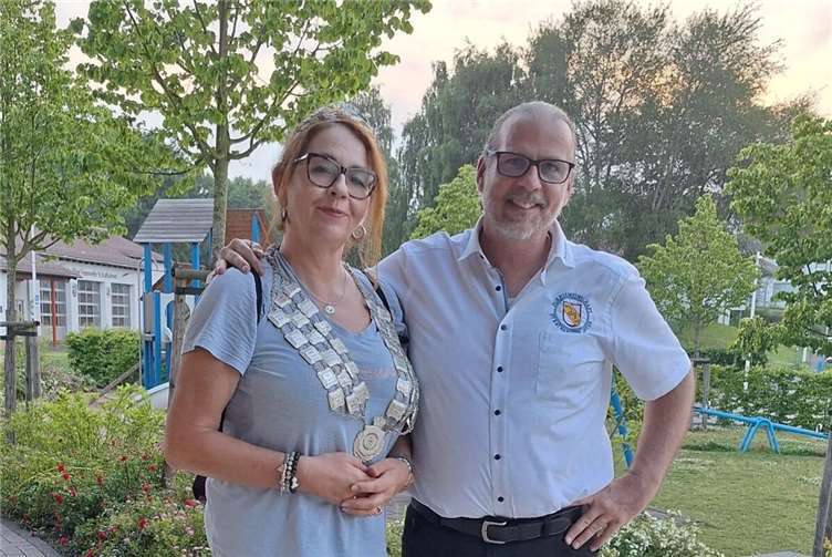 Schützenkönigin Irene Hack und Norman Halft 1.Vorsitzender der Dorfgemeinschaft St.Katharinen.  Fotos: privat