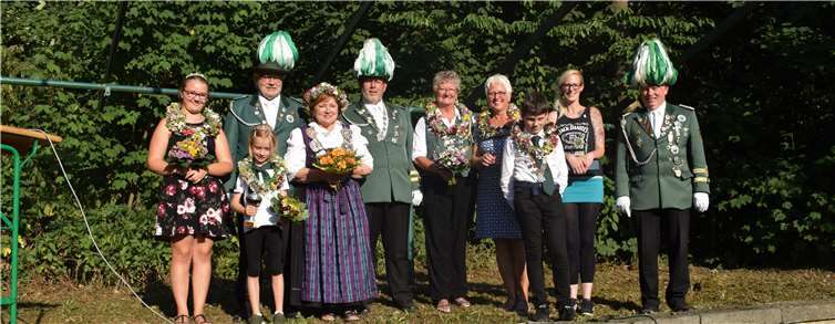 Schützenkönigin Irene Tuschen und Manfred von Goscinski mit den weiteren Tollitäten. Fotos: -EICH-