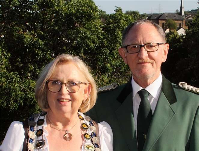 Die Königswürde bleibt in der Familie Schützenkönigin Monika Kappl mit Ehemann Johann Kappl.  Foto: privat