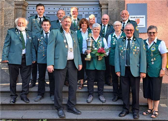 Schützenkönigin Petra Schunk im Kreise der Cochemer Schützen. Foto: privat
