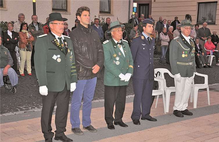 Schützenmajor Reinhard Liesenfeld (v.l.), Bürgermeister Marlon Bröhr, Bundesmeister Karl-Heinz Rittel, Vertreter der Patenkompanie Markus Schran und Ehrenvorsitzender Georg Bretz.  privat