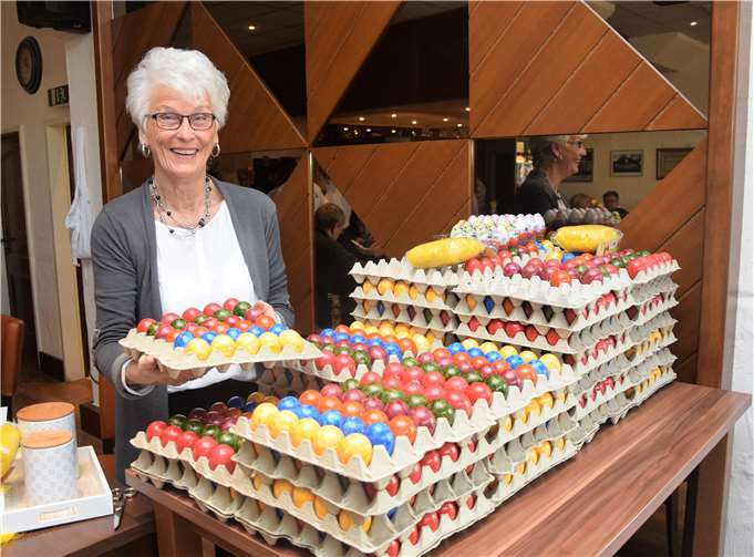 Schützenschwester Kerstin Klier mit 1400 Eiern.EICH