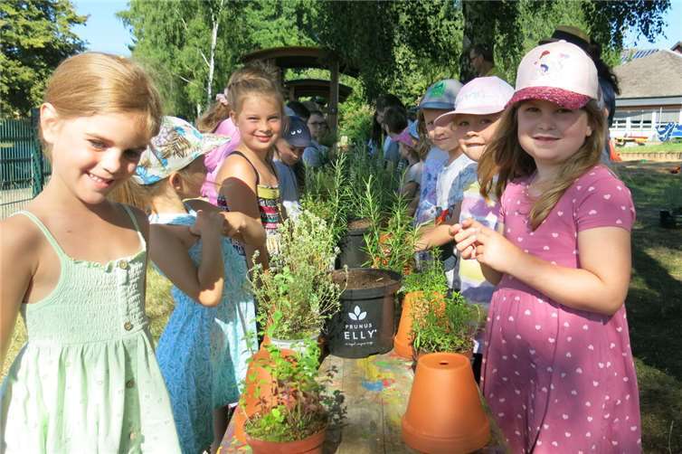 Schul- und Vorschulkinder aus Sankt Katharinen in der "Kindergärtnerei".Foto: Nicole Schumacher