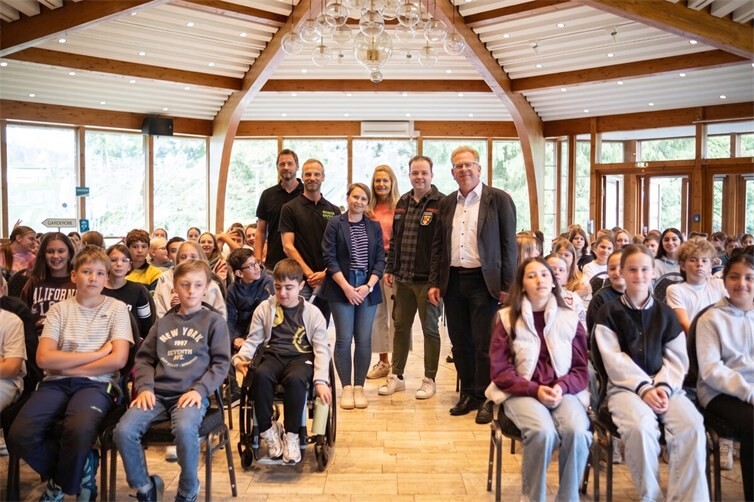 Schulaktionstag an der ISG Remagen: (v.l.) Dieter Könnes und Endrik Lengwenat von der ROBIN GUT Stiftung sowie Lehrerin Alexandra Halamitzky, Meike Carll vom Ahrtal-Tourismus, Revierförster Sebastian Krohn und Schulleiter Marcus Wald gemeinsam mit den Schülerinnen und Schülern.