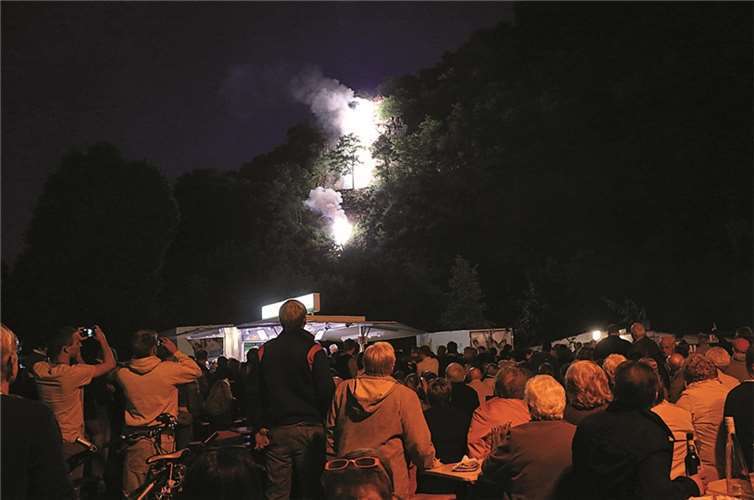Schuld: Der Wasserfall neben dem Feuerwerk der Höhepunkt.