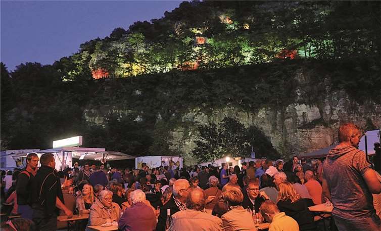 Schuld: Dicht an dicht saßen und standen die Besucher, um sich an der beleuchteten Bubenley zu erfreuen.SES