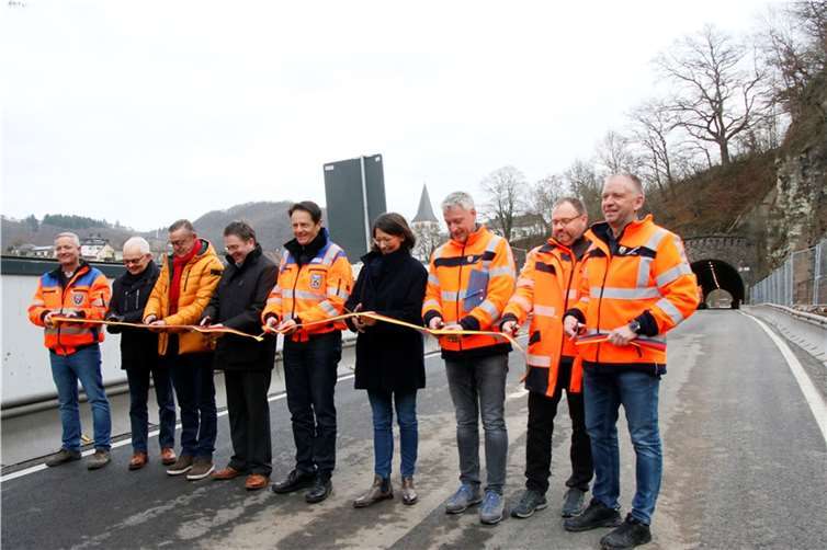 Schuld: Verkehrsministerin Daniela Schmitt (4.v.li) durchschnitt mit Vertretern der LMB sowie der Verbands- und Ortsgemeinde das Band, und gab damit die neue L 73 für den Verkehr frei.Foto: SES