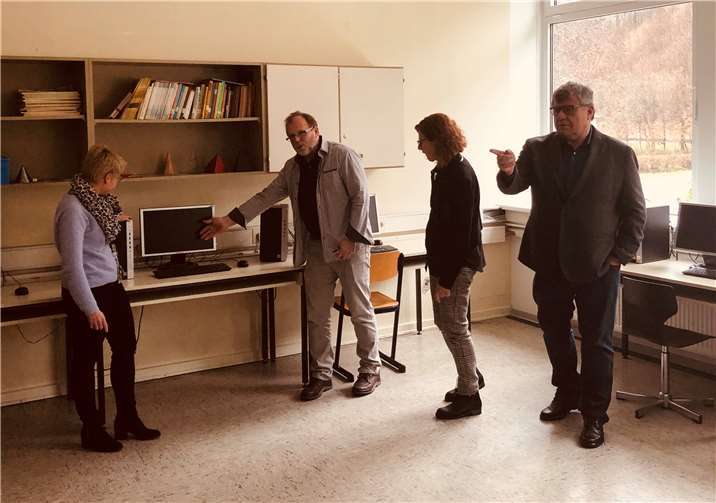 Schuldezernent Mahlert (rechts) informierte sich vor Ort in der Realschule plus Waldbreitbach. Foto: Kreisverwaltung Neuwied